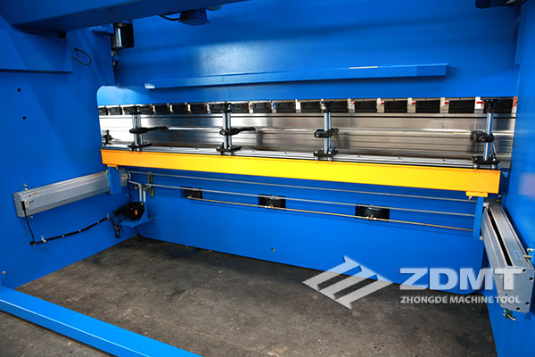 中德机床联袂意大利ESA胜利研制新型电液同步数控折弯机5